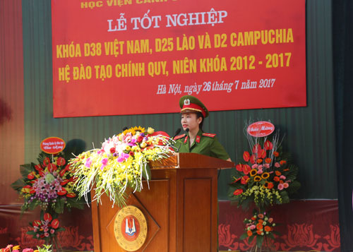 Học viên Trần Hồng Bích, đại diện học viên khóa D38, D25 Lào và D2 Campuchia gửi lời tri ân tới các thầy, cô giáo